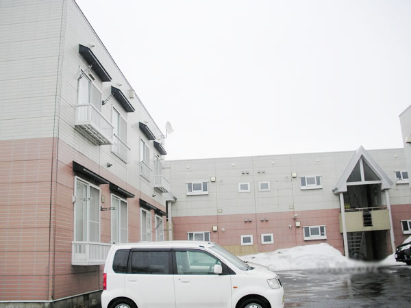前山ホームハイツ外観 弘前 アパート 樹木2