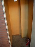 前山ホームハイツ玄関横物置 弘前 アパート 樹木2